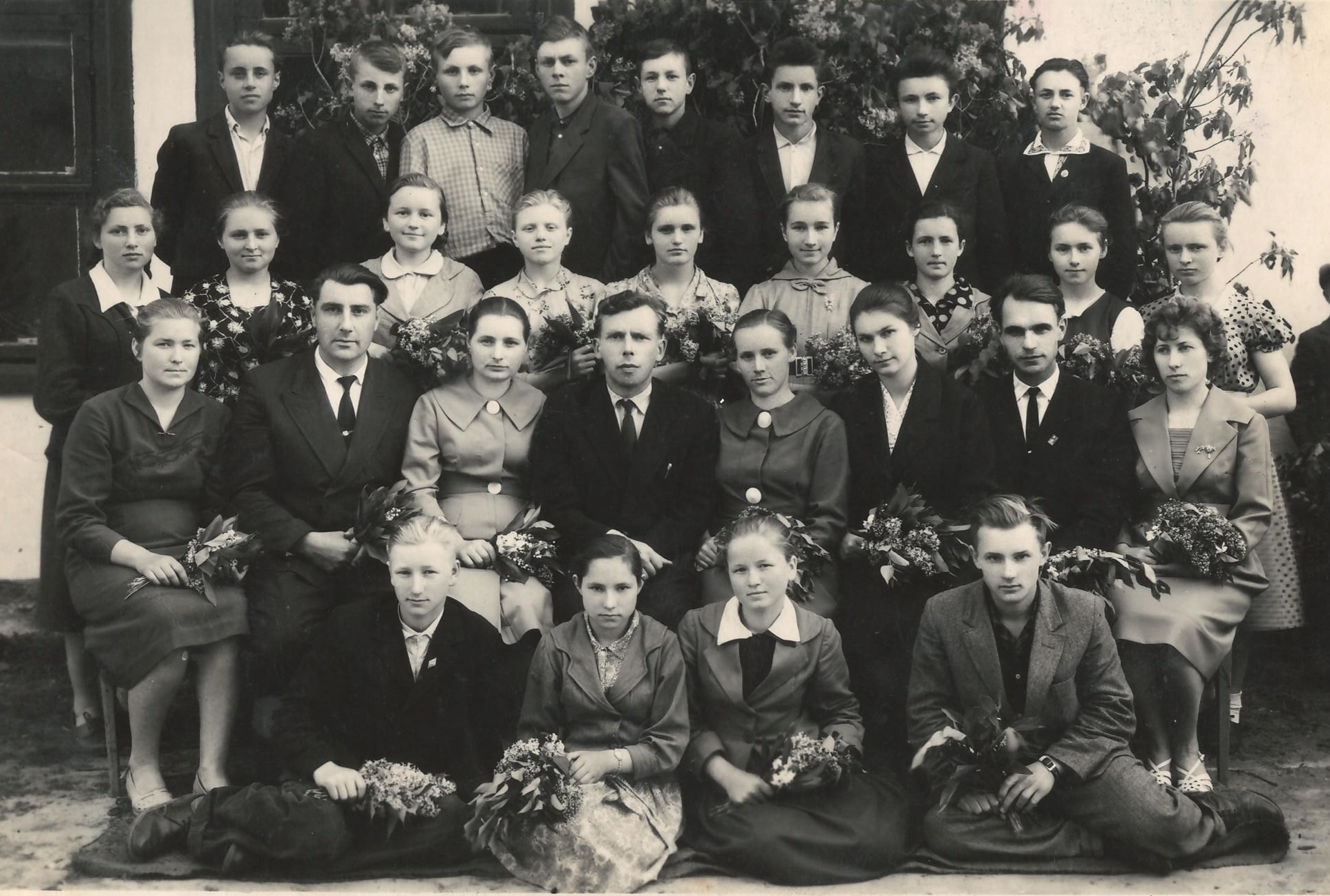 Випуск 8 класу в с. Свійчів, Петро третій справа у верхньому ряду